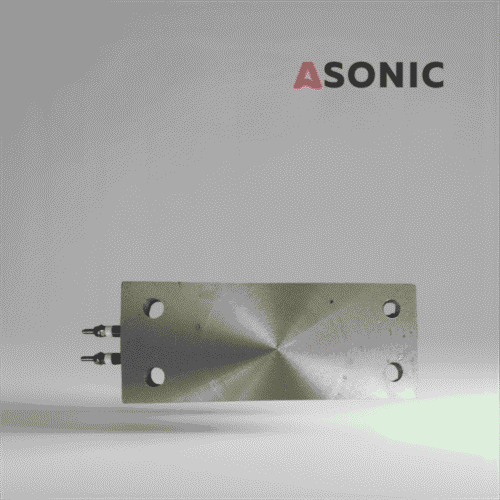 Ploski grelnik ASONIC 500W, nameščen na rezervoarje industrijskih ultrazvočnih čistilnikov za segrevanje tekočin.