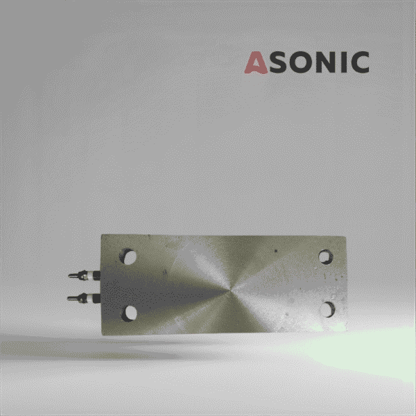Ploski grelnik ASONIC 500W, nameščen na rezervoarje industrijskih ultrazvočnih čistilnikov za segrevanje tekočin.
