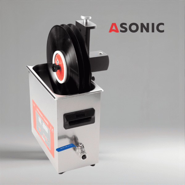 ASONIC nastavek za čiščenje vinilnih plošč za do pet plošč, prikazan na vrhu ultrazvočnega čistilnika.