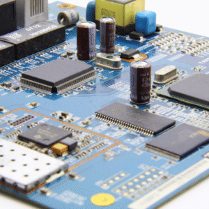 PCB z elektronskimi komponentami